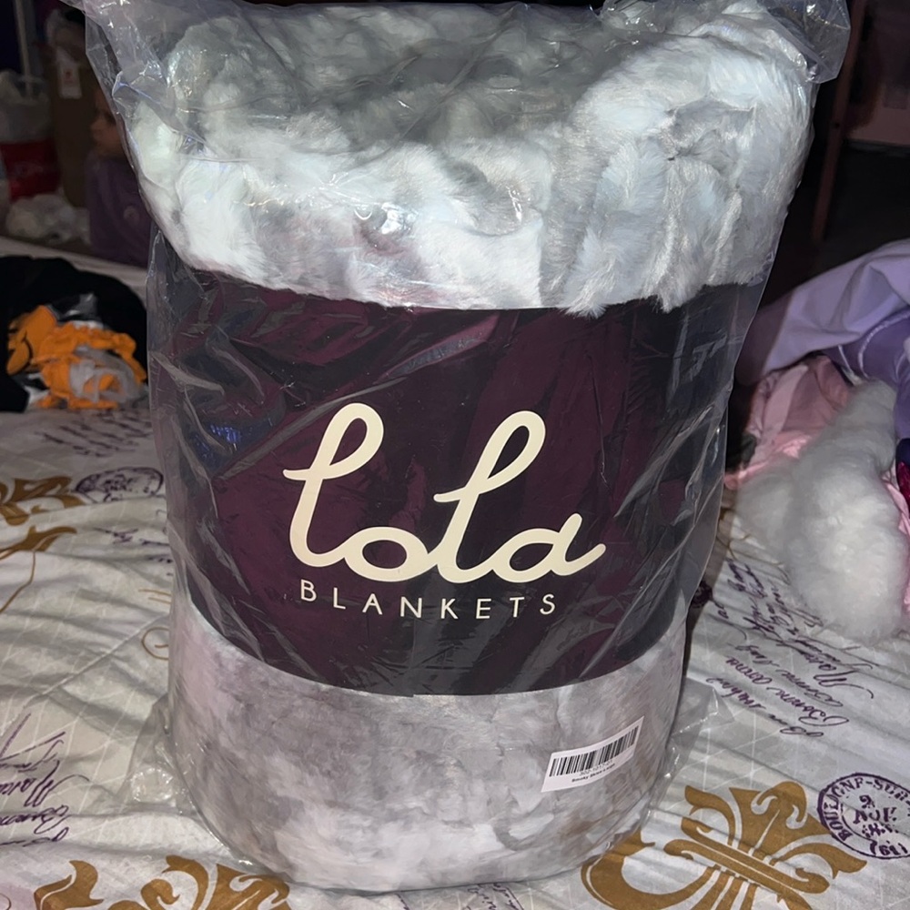 Brand new still in package Lola blankets Large Smoky Skies blanket!